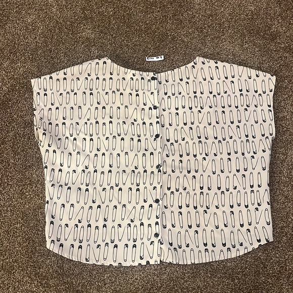 2/$20 Size 6. Buttons up back - Picture 5 of 6